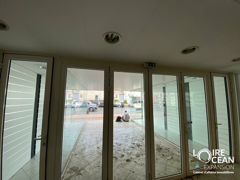Local commercial · 435 m² · Location — photo 2