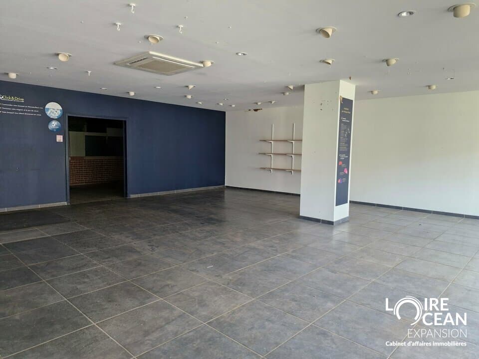 Local commercial · 300 m² · Location — photo 1
