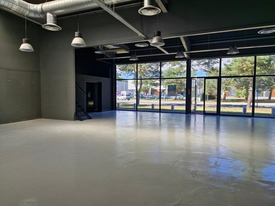 Local commercial · 300 m² · Location — photo 3