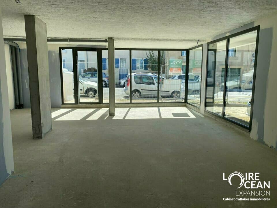Local commercial · 74 m² · Location — photo 1