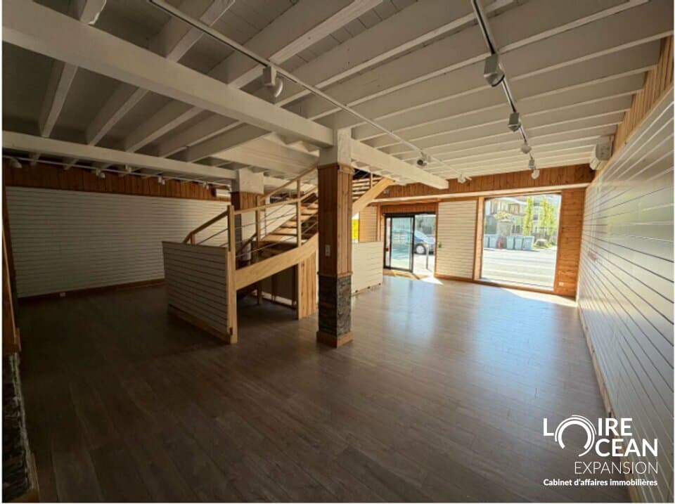Local commercial · 155 m² · Location — photo 1