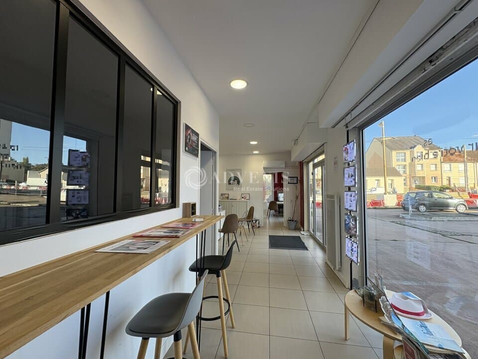 Local commercial · 76 m² · Location — photo 3