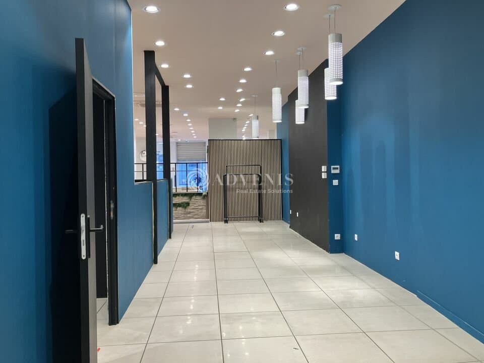 Local commercial · 300 m² · Location — photo 2
