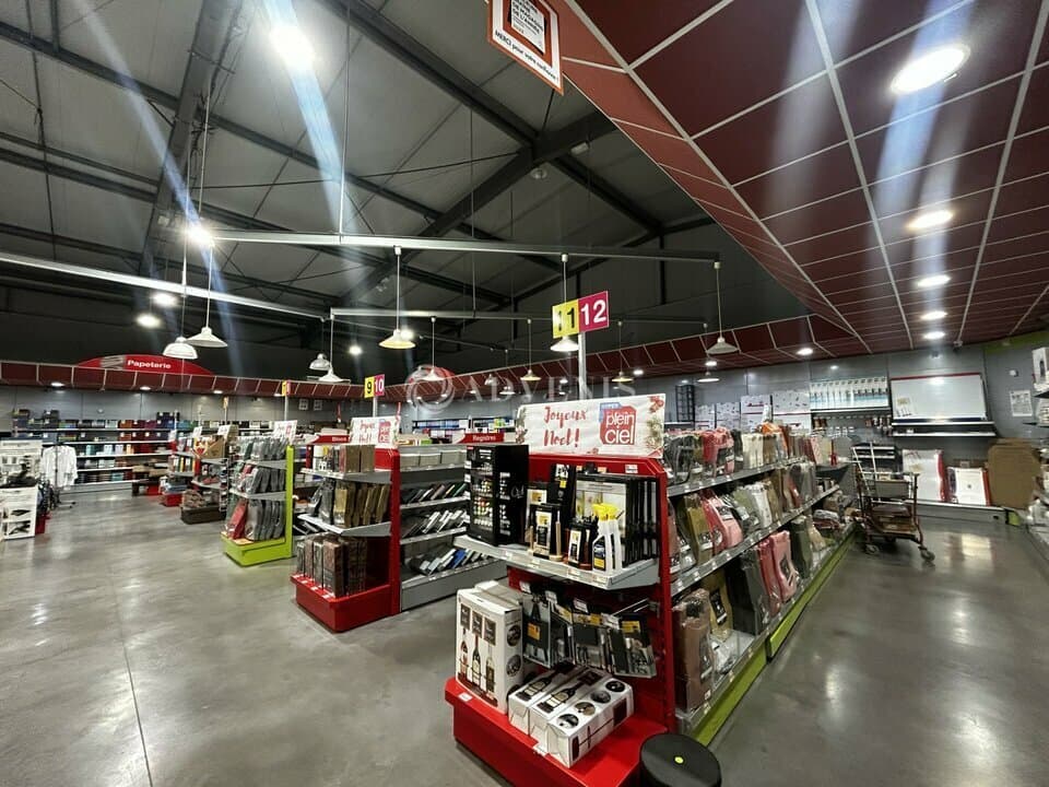 Local commercial · 646 m² · Location — photo 3