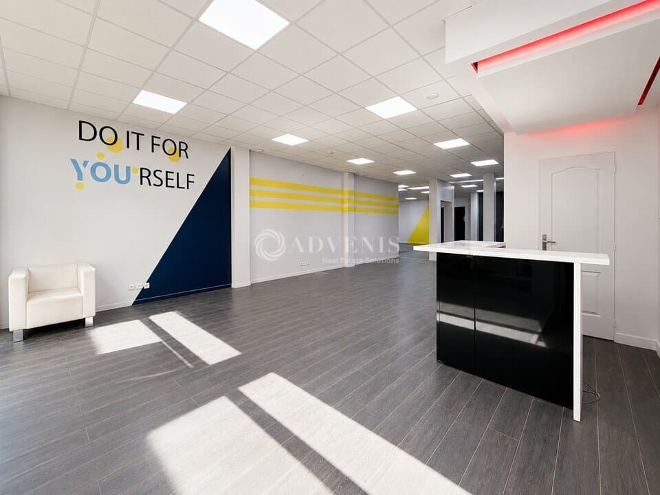 Local commercial · 300 m² · Location — photo 3