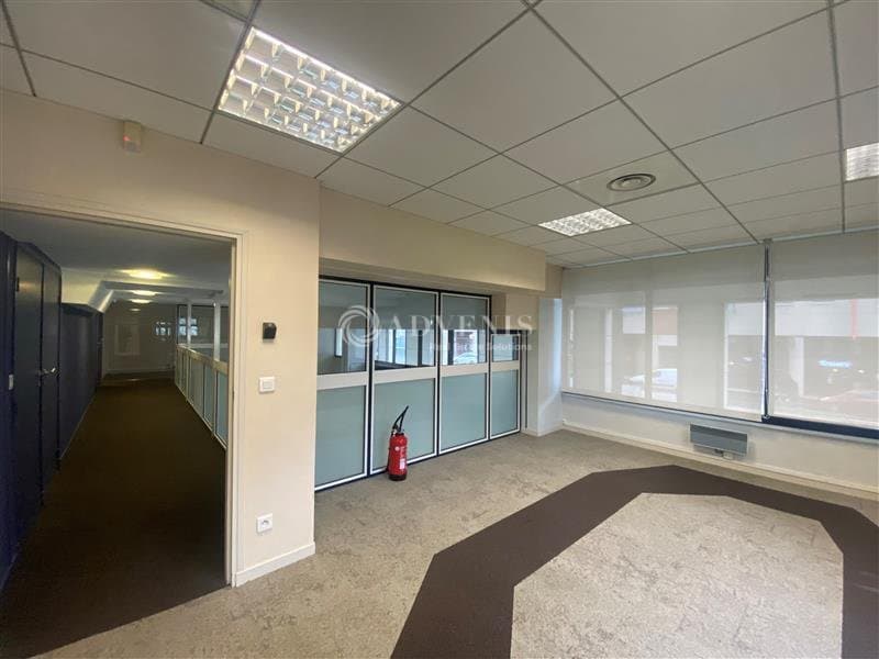 Local commercial · 221 m² · Location — photo 3