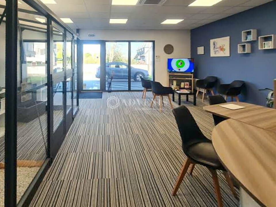 Local commercial · 153 m² · Location — photo 3