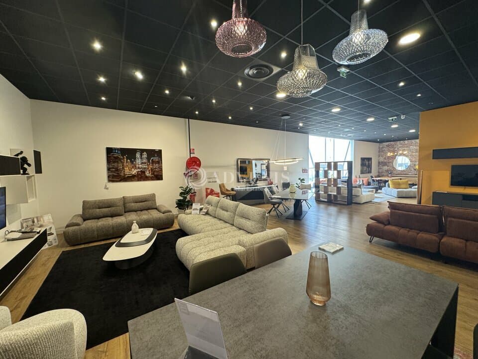 Local commercial · 951 m² · Location — photo 3