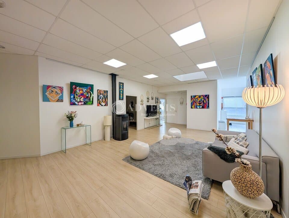 Local commercial · 597 m² · Location — photo 3