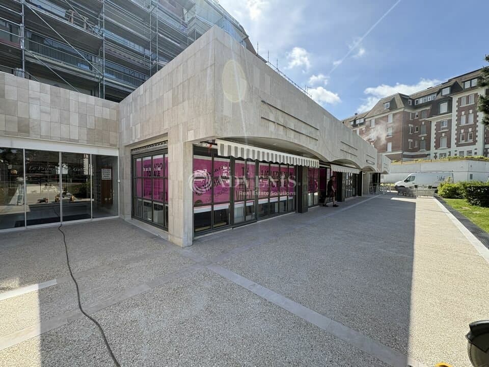 Local commercial · 135 m² · Location — photo 1