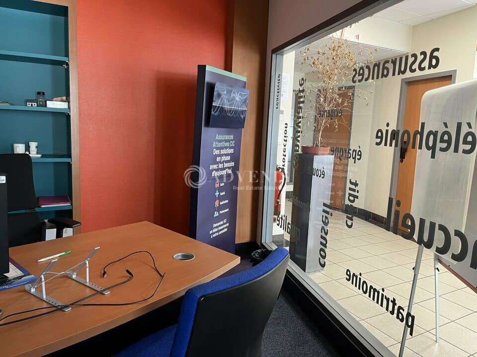 Banque · 147 m² · Location — photo 3