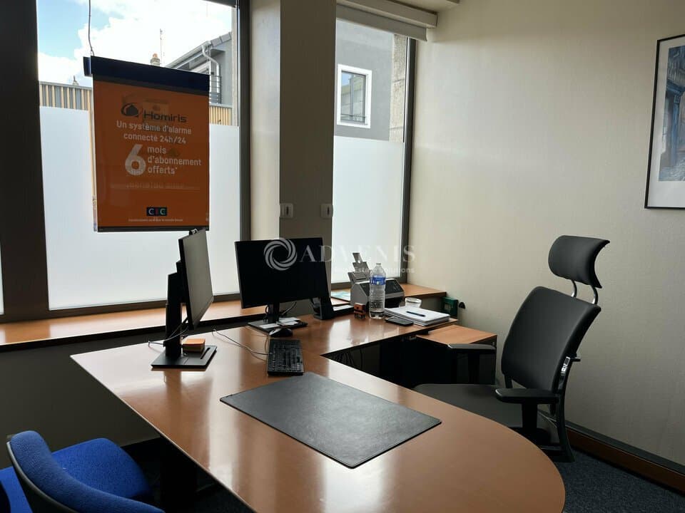 Banque · 147 m² · Location — photo 2