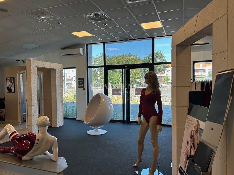 Local commercial · 573 m² · Location — photo 1