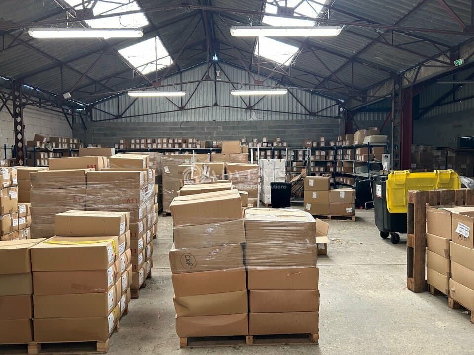 Local commercial · 573 m² · Location — photo 3