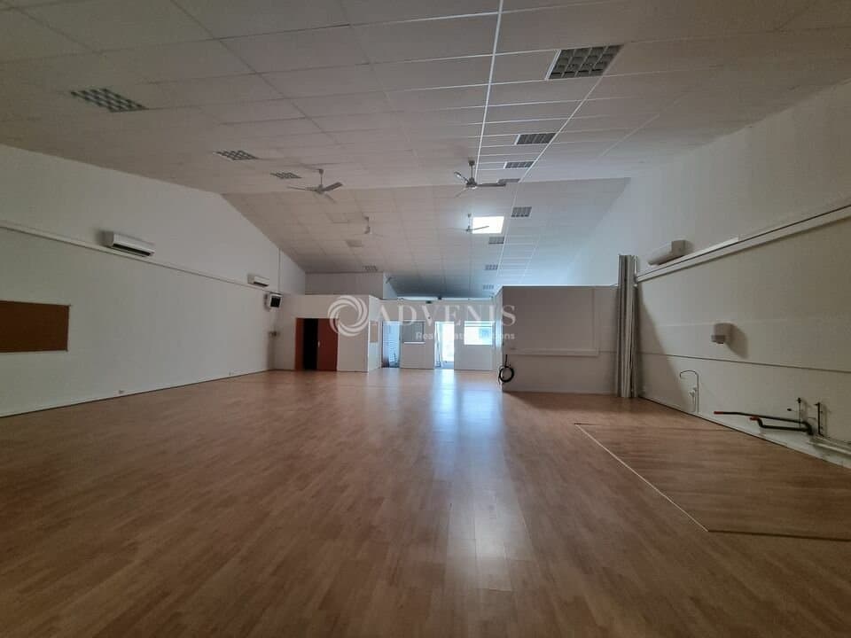 Local commercial · 302 m² · Location — photo 2