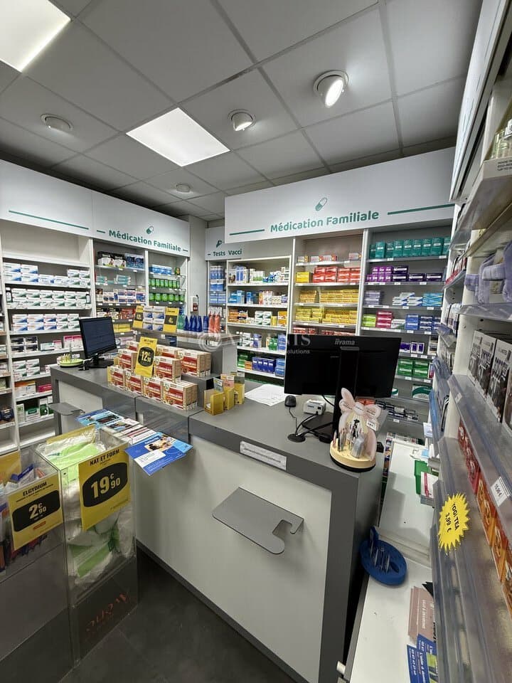 Pharmacie · 68 m² · Achat des murs — photo 2