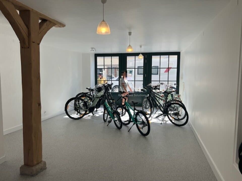 Local commercial · 65 m² · Location — photo 1
