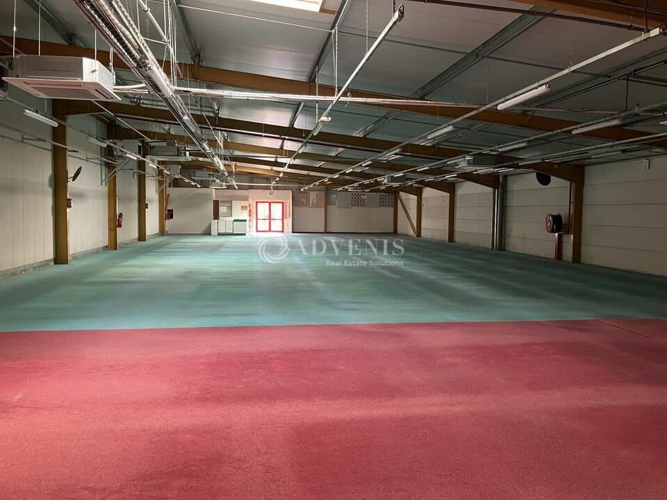 Local commercial · 575 m² · Location — photo 2