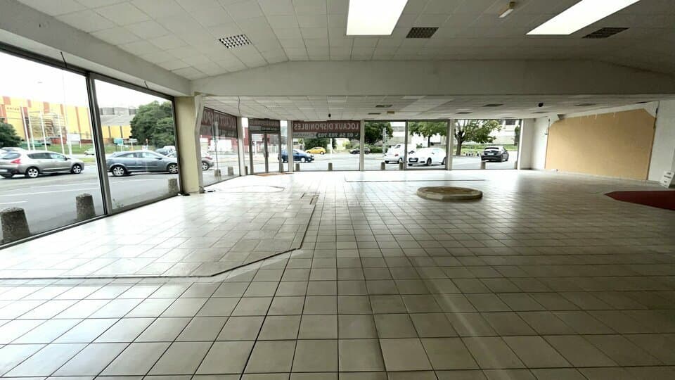 Local commercial · 313 m² · Location — photo 3
