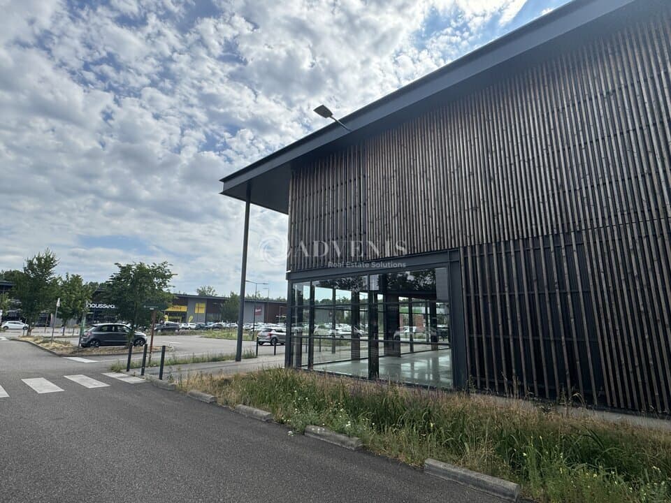 Local commercial · 1050 m² · Location — photo 3