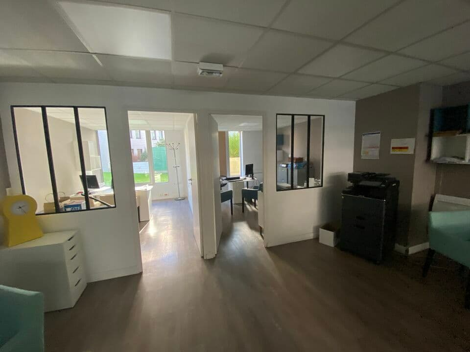 Local commercial · 115 m² · Location — photo 3