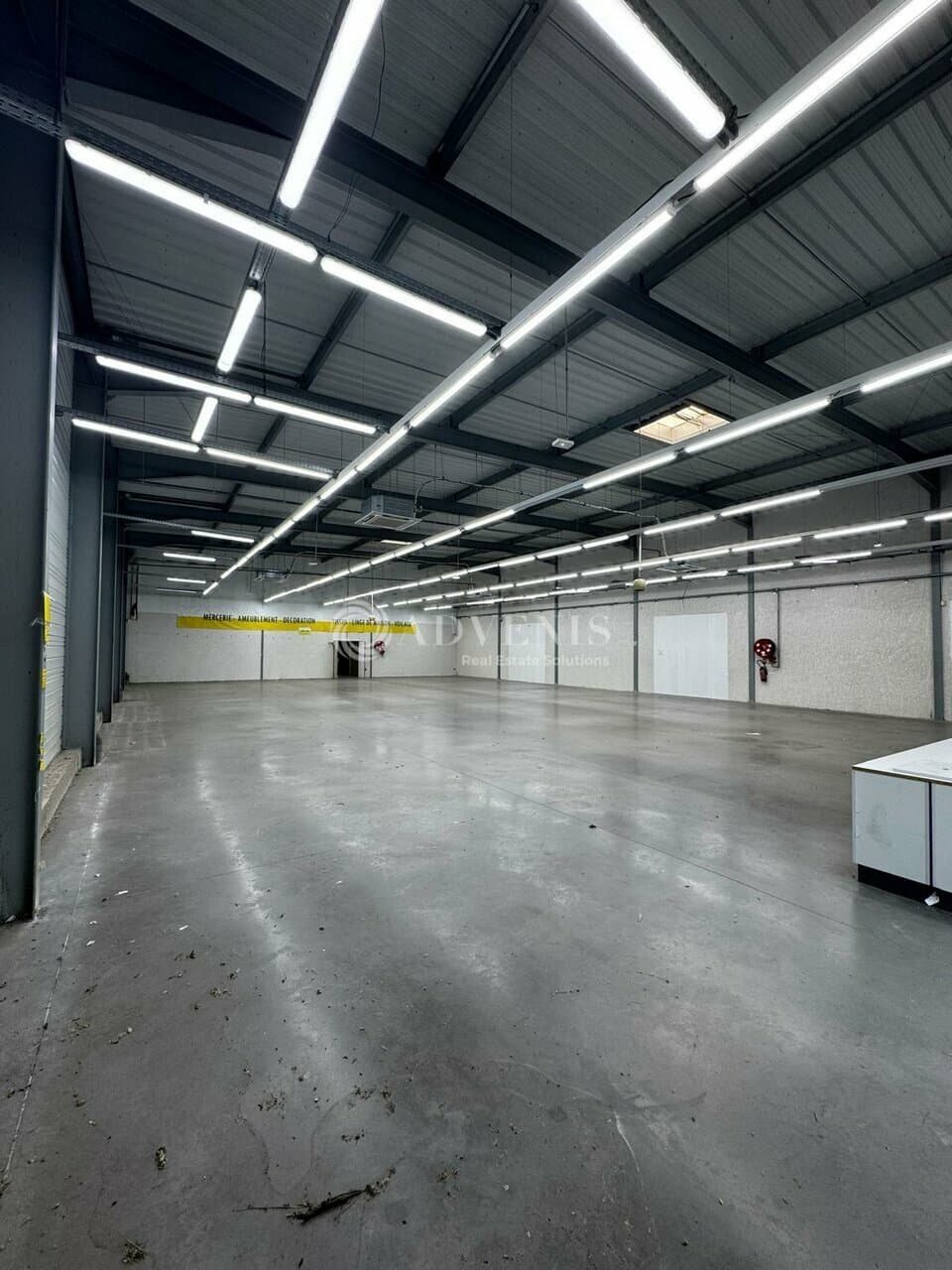 Local commercial · 745 m² · Location — photo 1