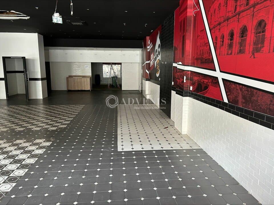 Local commercial · 305 m² · Location — photo 3