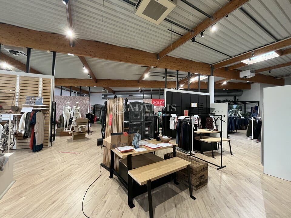 Local commercial · 560 m² · Location — photo 2