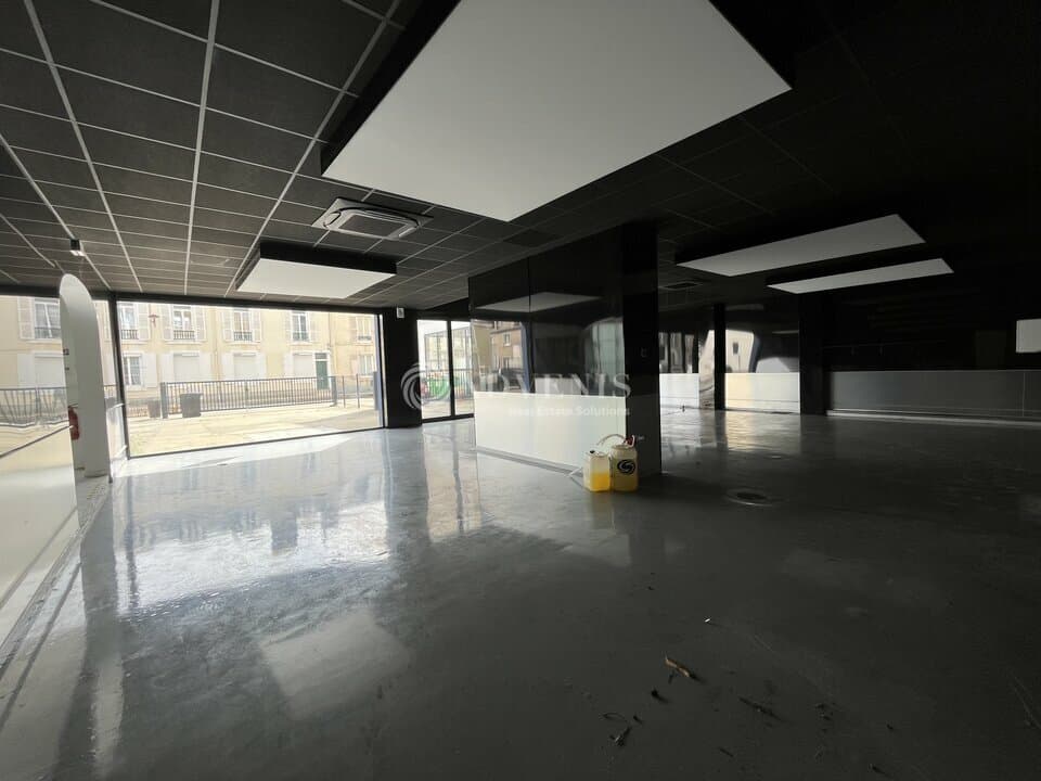 Local commercial · 220 m² · Location — photo 3