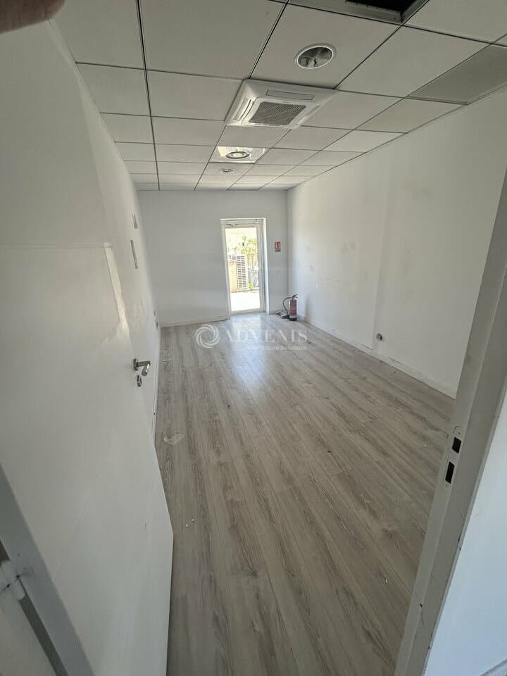 Local commercial · 105 m² · Location — photo 2