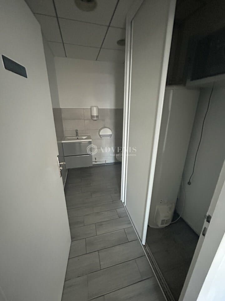 Local commercial · 105 m² · Location — photo 3