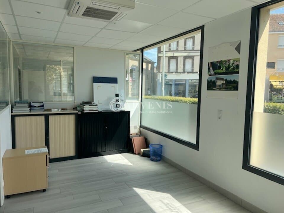Local commercial · 83 m² · Location — photo 2