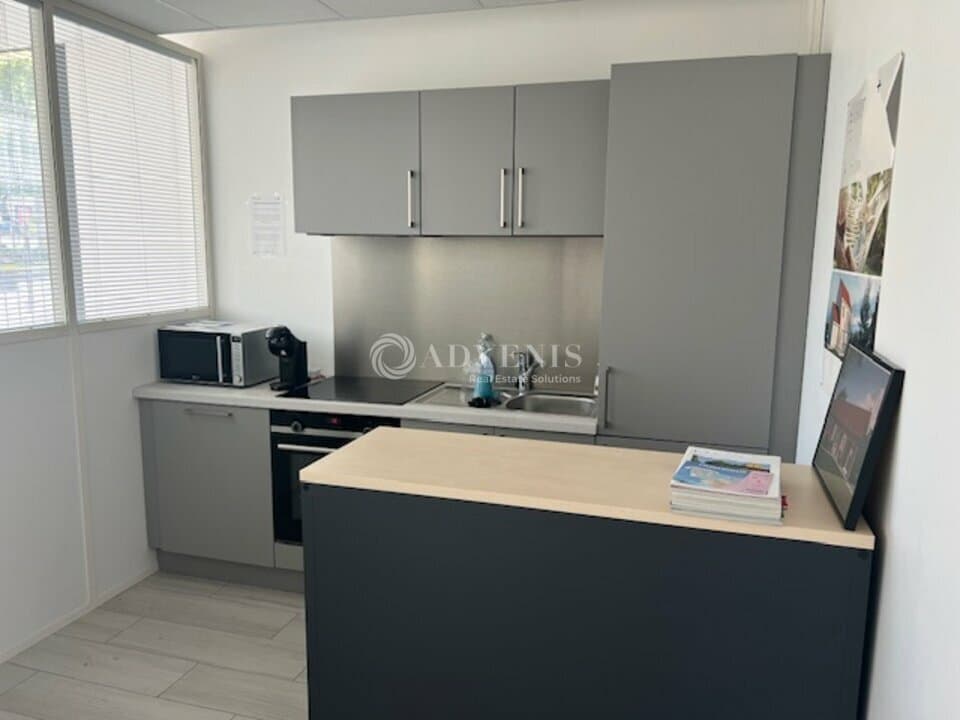Local commercial · 83 m² · Location — photo 3