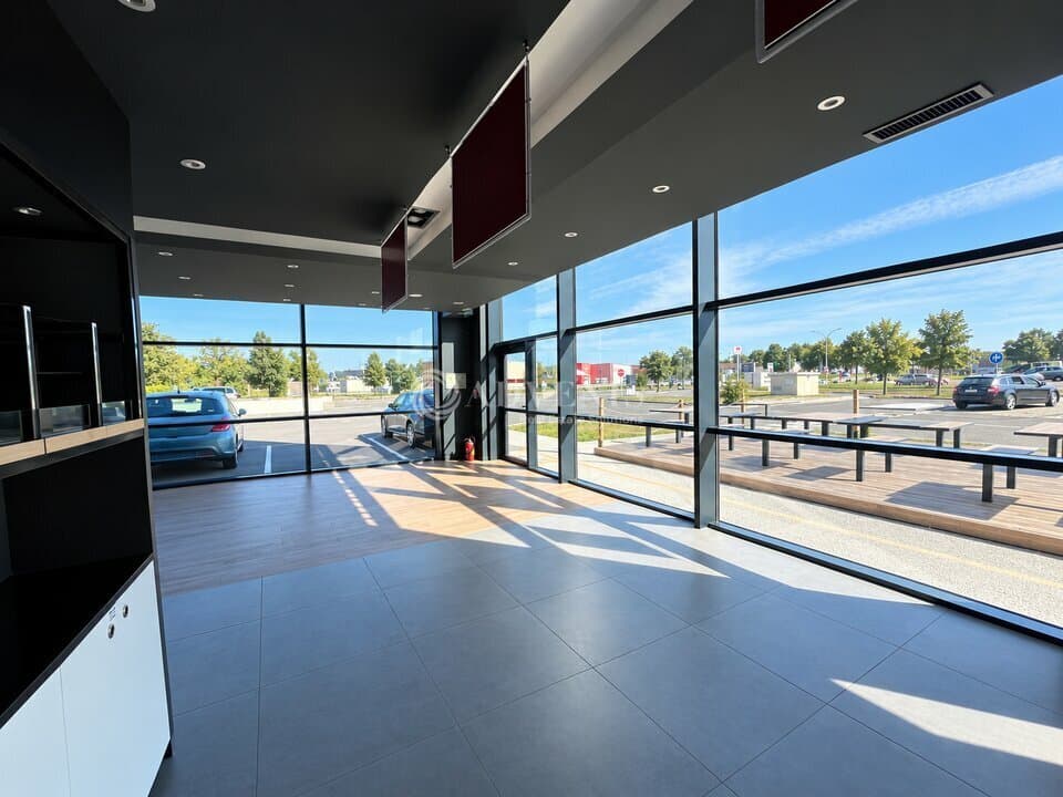 Local commercial · 300 m² · Location — photo 2