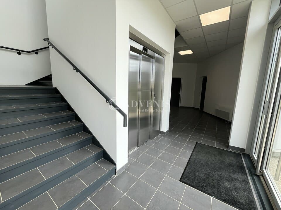 Local commercial · 1373 m² · Achat des murs — photo 2