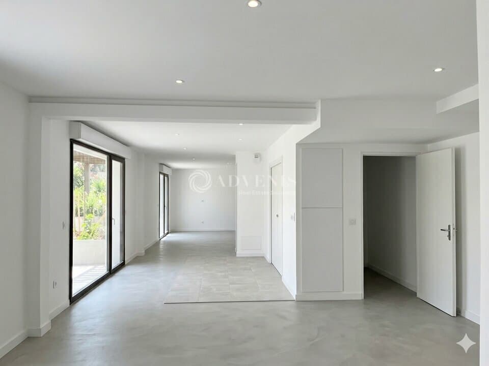 Local commercial · 171 m² · Achat des murs — photo 1