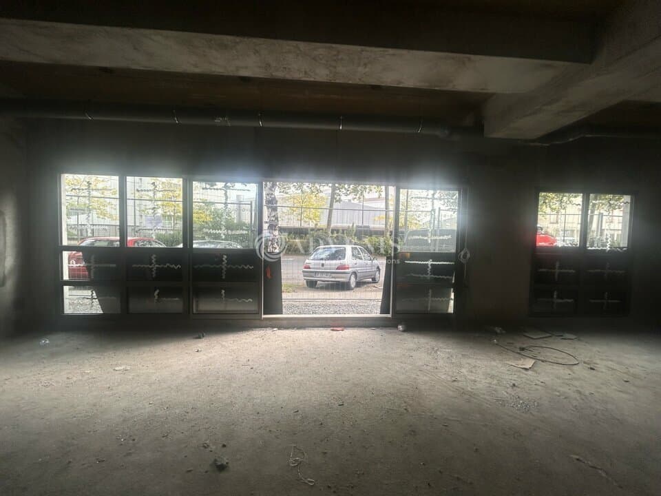 Local commercial · 157 m² · Location — photo 2