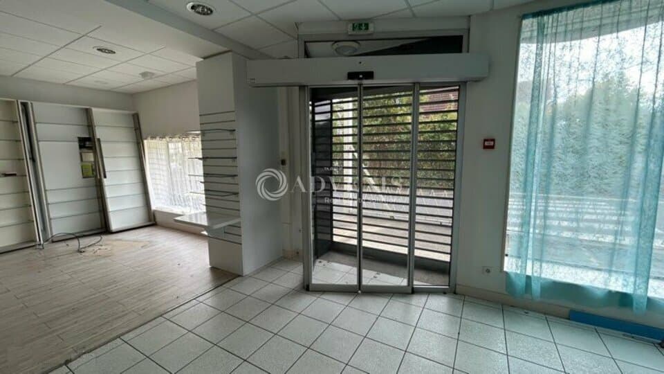 Local commercial · 113 m² · Location — photo 2
