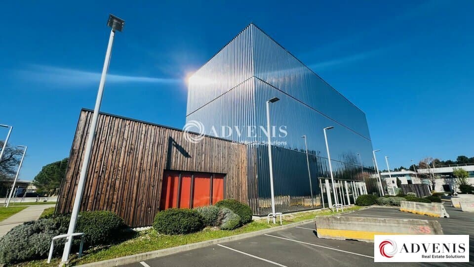 Local commercial · 971 m² · Location — photo 2
