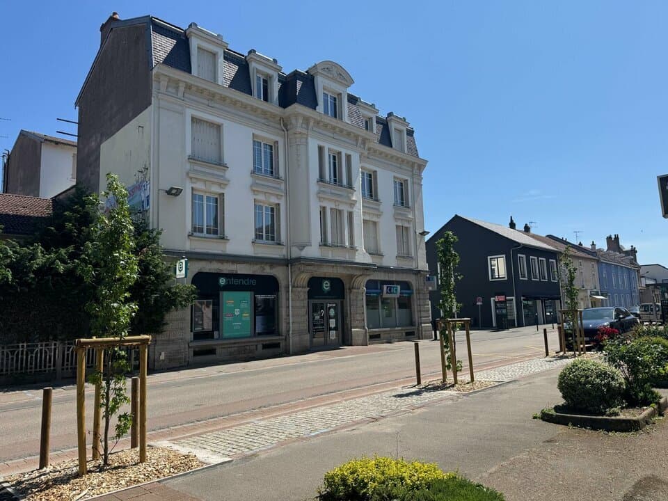 Banque · 147 m² · Location — photo 1