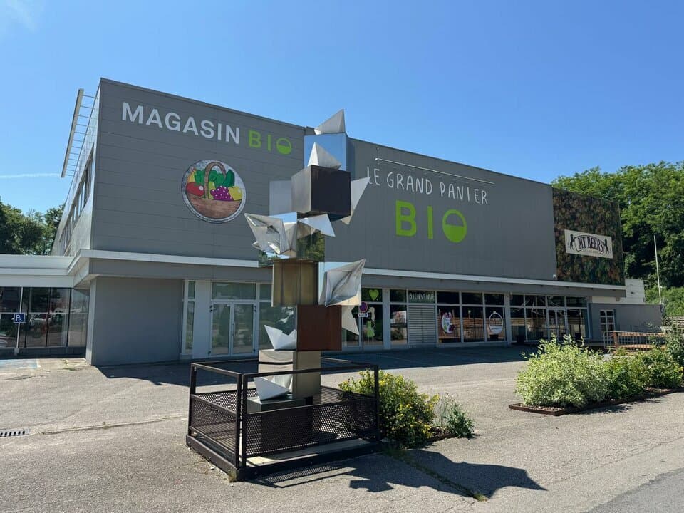 Local commercial · 747 m² · Location — photo 3