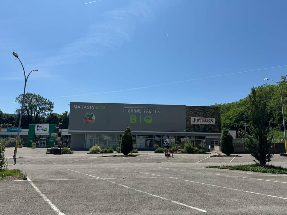 Local commercial · 747 m² · Location — photo 2