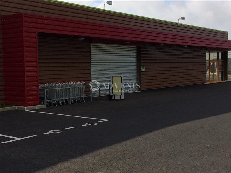 Local commercial · 196 m² · Location — photo 1