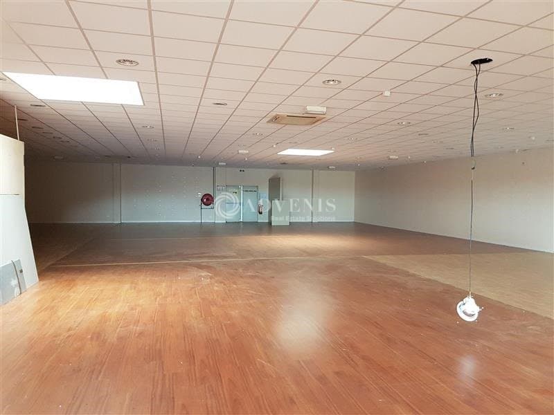 Local commercial · 550 m² · Location — photo 3