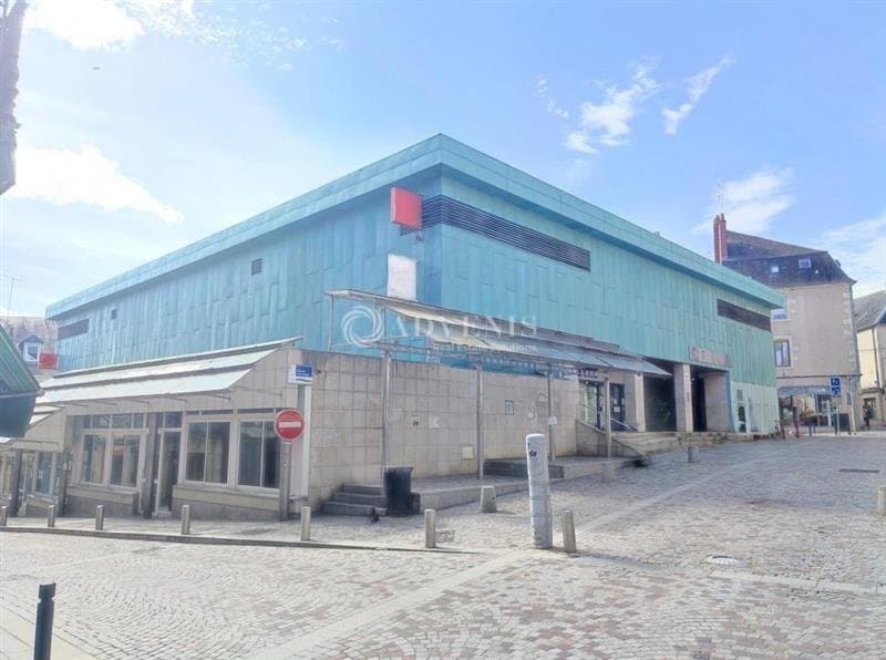 Local commercial · 985 m² · Location — photo 1
