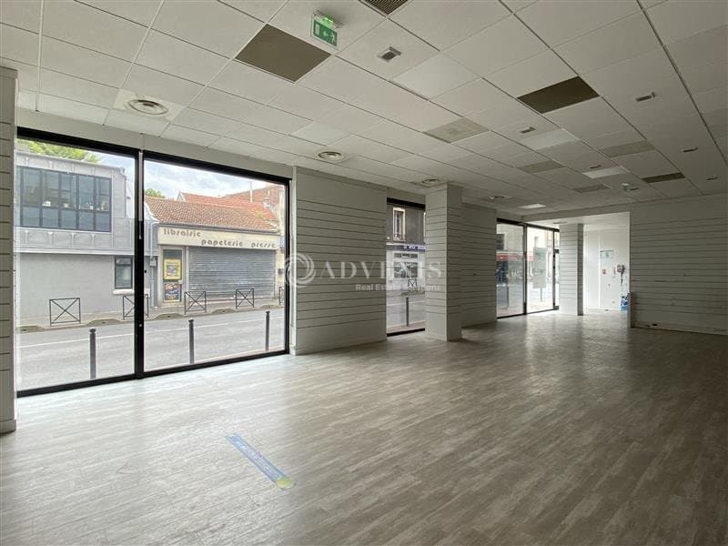 Local commercial · 144 m² · Location — photo 1