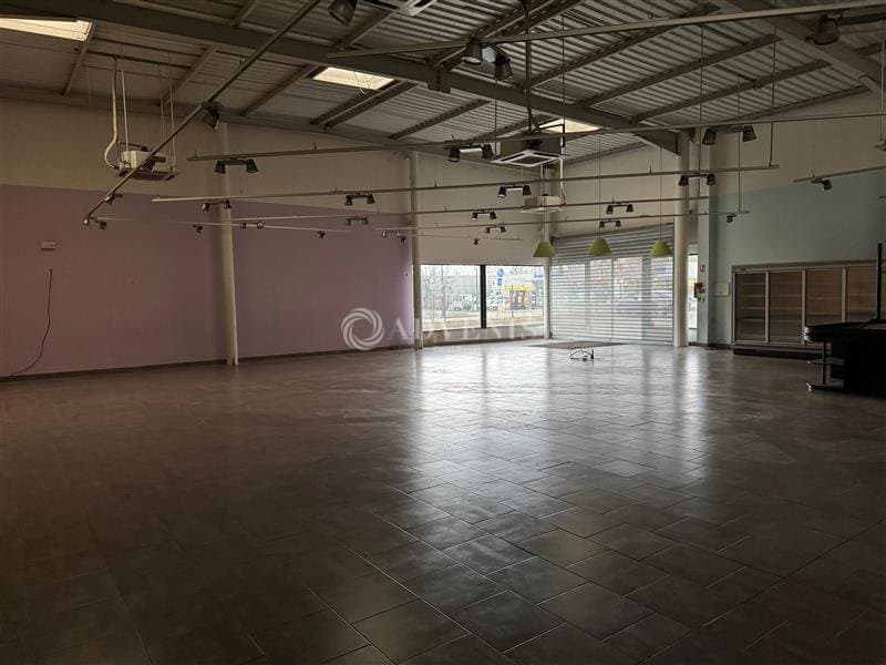 Local commercial · 549 m² · Location — photo 2