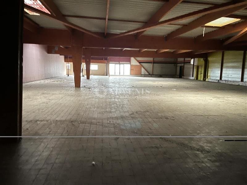 Local commercial · 1015 m² · Achat des murs — photo 2