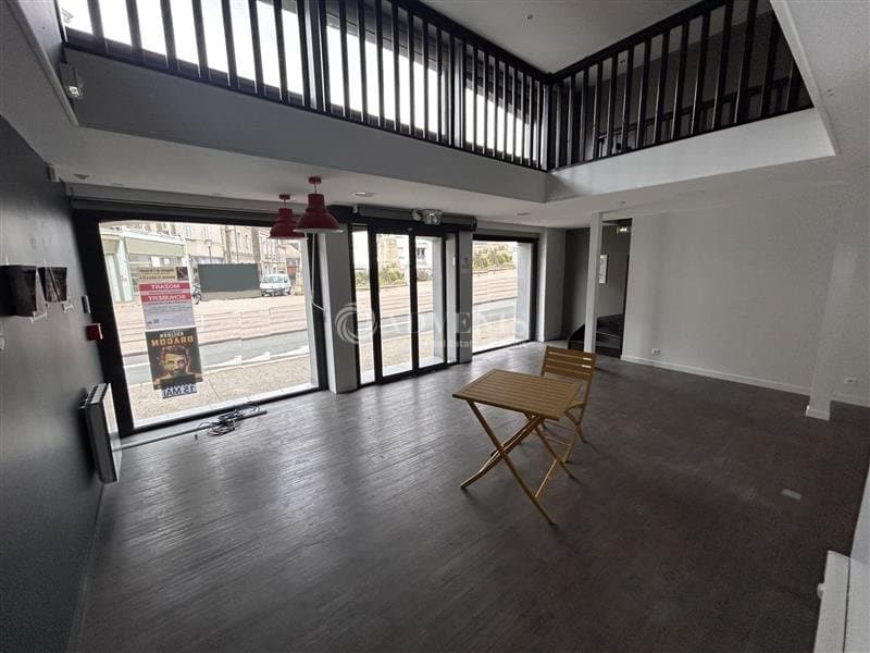 Local commercial · 161 m² · Location — photo 2