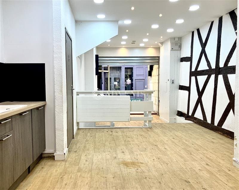 Local commercial · 74 m² · Location — photo 2